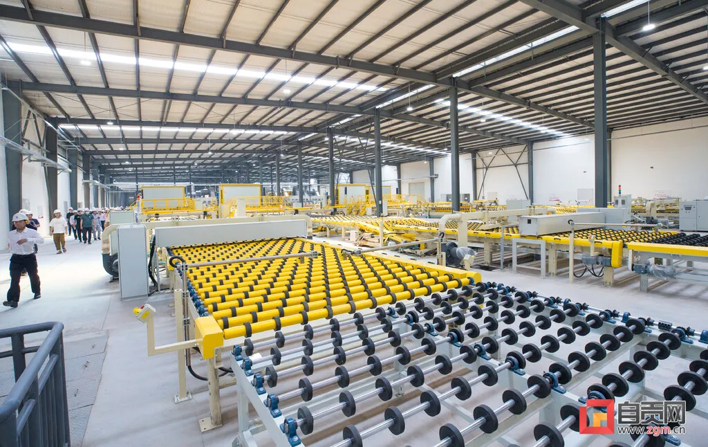 ▲凯盛（自贡）新能源太阳能新材料一期项目生产线图片